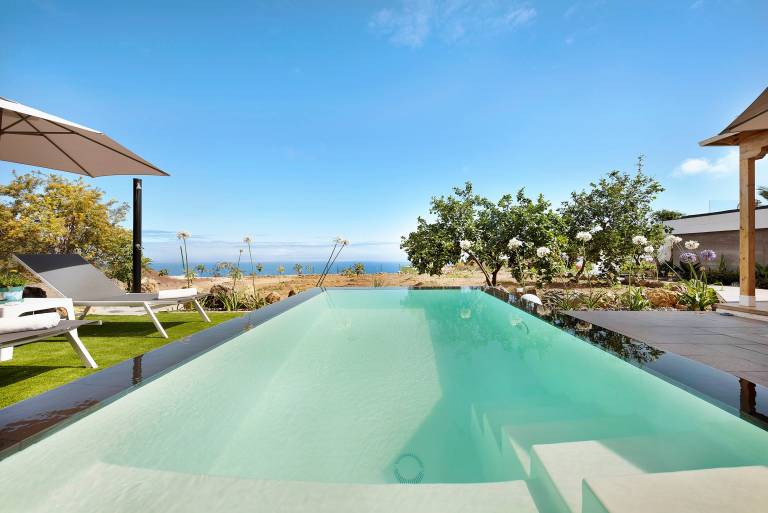 Vacation home with private pool, yard & patio | Garden view — photo 2