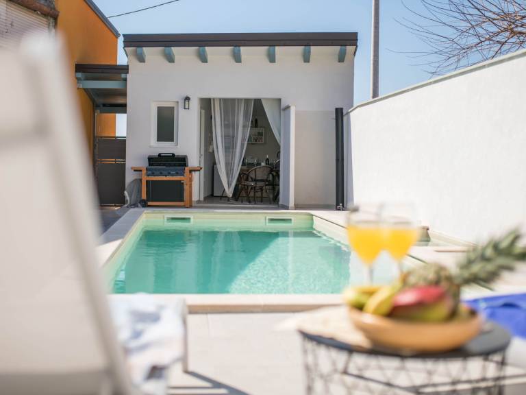 House with BBQ, terrace & private pool | Pet-friendly — photo 2