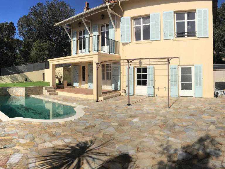 Fully equipped vacation home with grill, private pool & yard | Pet-friendly — photo 2