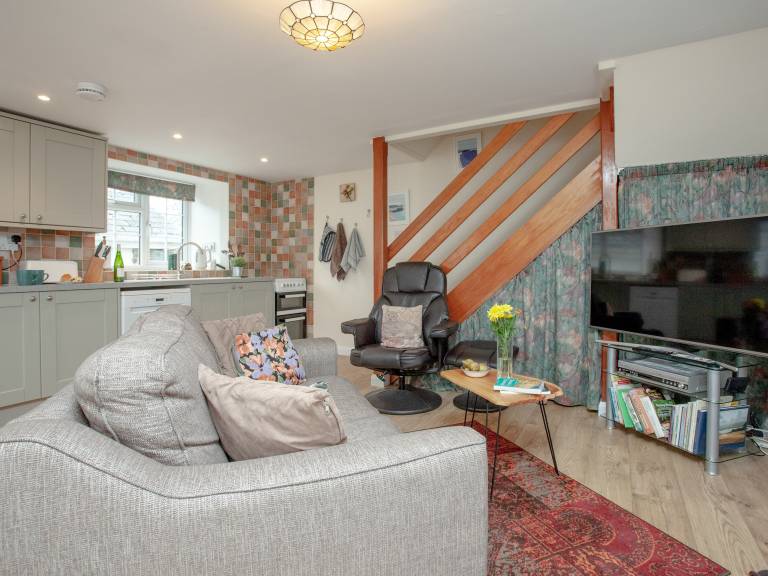 Cottage with garden — photo 3