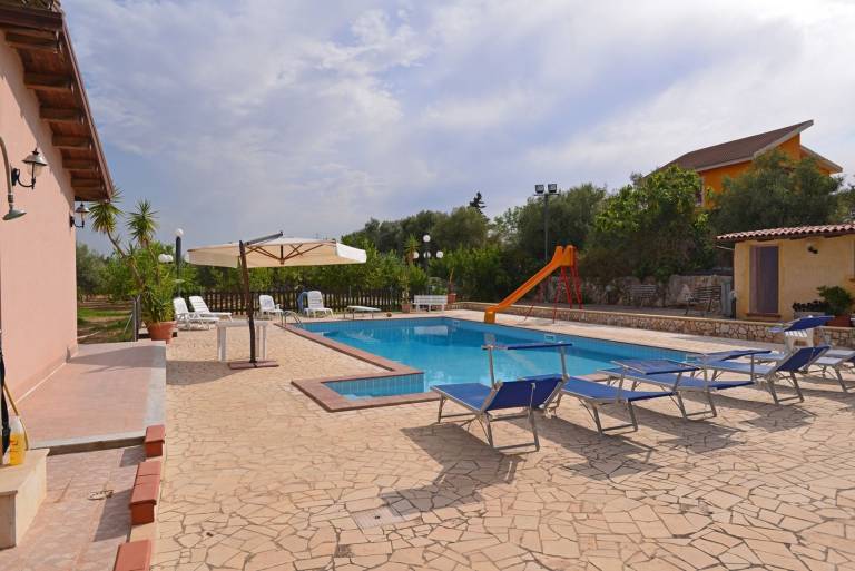 Child-friendly vacation home with grill, patio & garden | Dogs allowed — photo 2