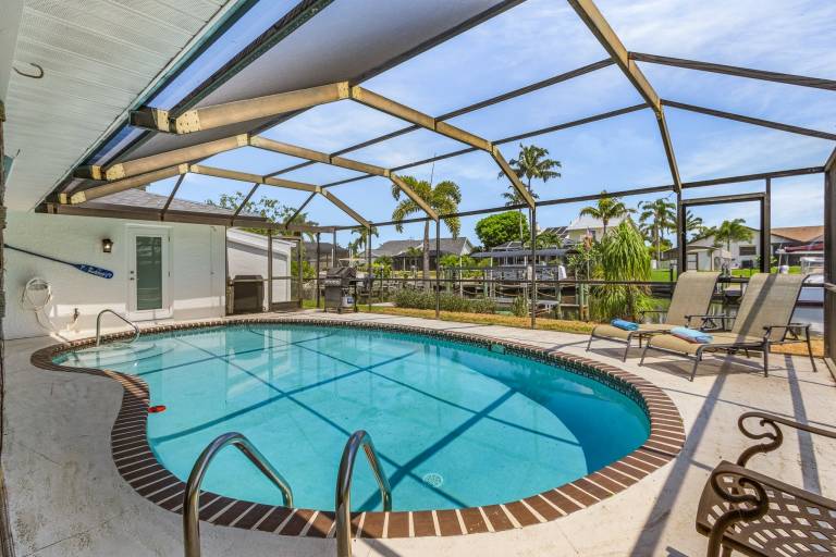 Vacation home with barbeque & private pool | Water view — photo 3
