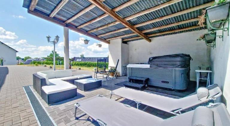 Vacation home with jacuzzi — photo 2