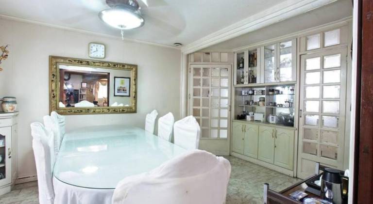 House with pool — photo 4