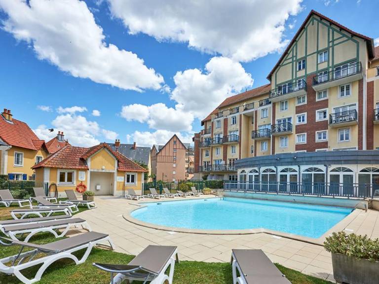 Apartment with heated pool | Close to the beach | Pets are welcome in Lisieux