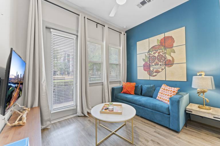 Tranquil 1BR luxe suite close to DT w fast WiFi