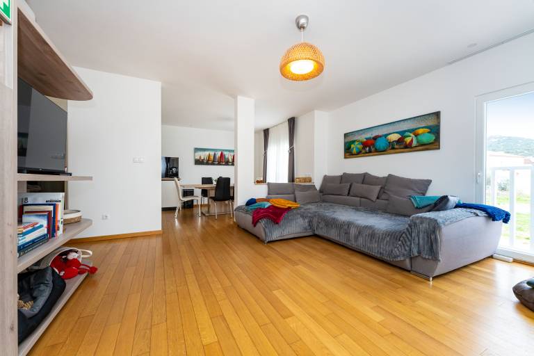 Apartment with terrace — photo 4