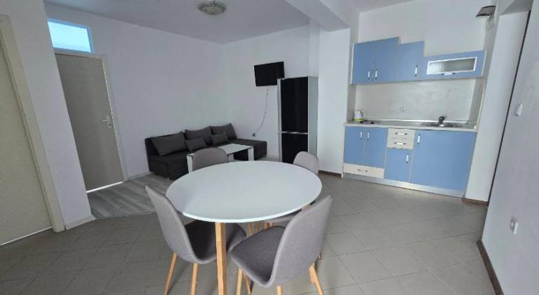 Serviced apartment with pool, garden & patio — photo 4
