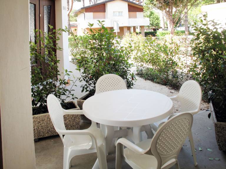 House with terrace & garden — photo 2