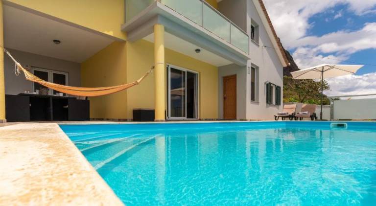 Vacation home with private pool, patio & grill in Calheta