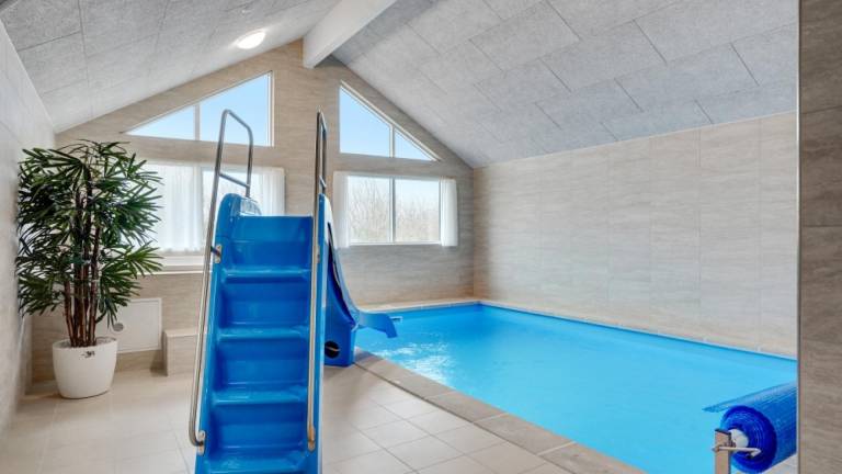 House with hot tub, BBQ & private pool — photo 3