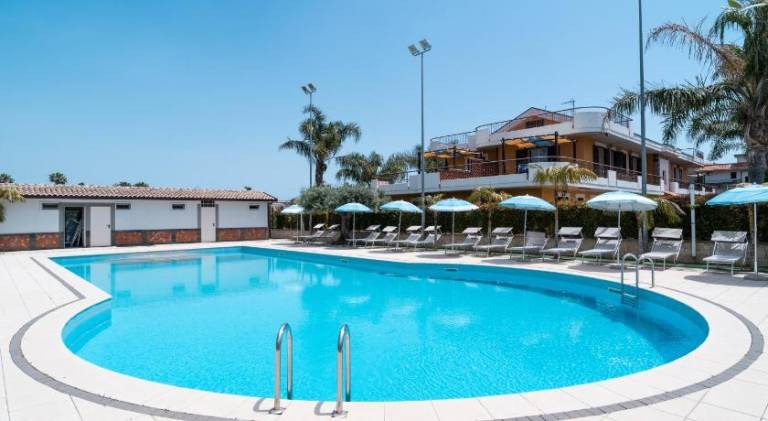 Pleasant rental apartment with pool, yard & patio | Next to the beach | Pets allowed — photo 2
