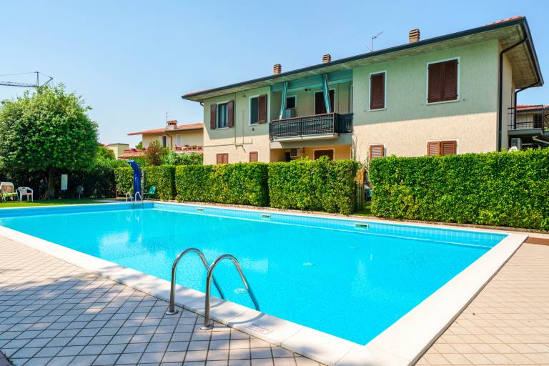 Rental apartment with heated pool & terrace in Pozzolengo