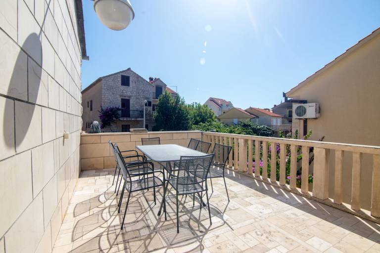 Rental apartment with barbecue & patio | Sea view in Supetar