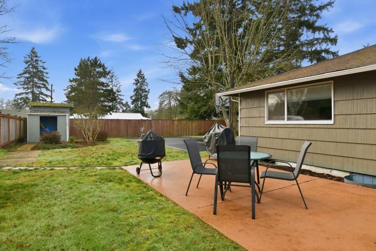Vacation home with yard & patio in Lakewood, WA