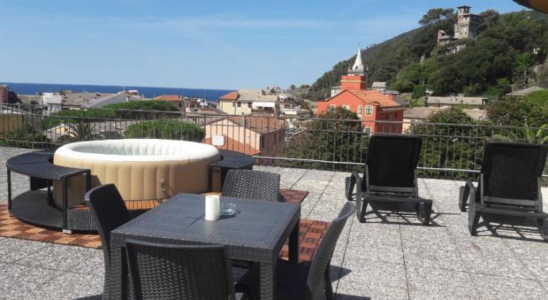 Serviced apartment with pool, patio & yard — photo 4