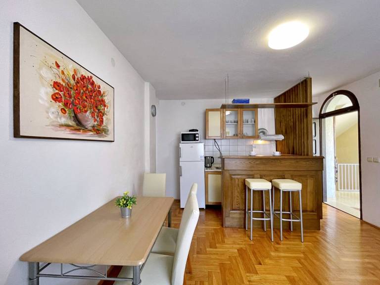 Apartment with grill, garden & patio — photo 5