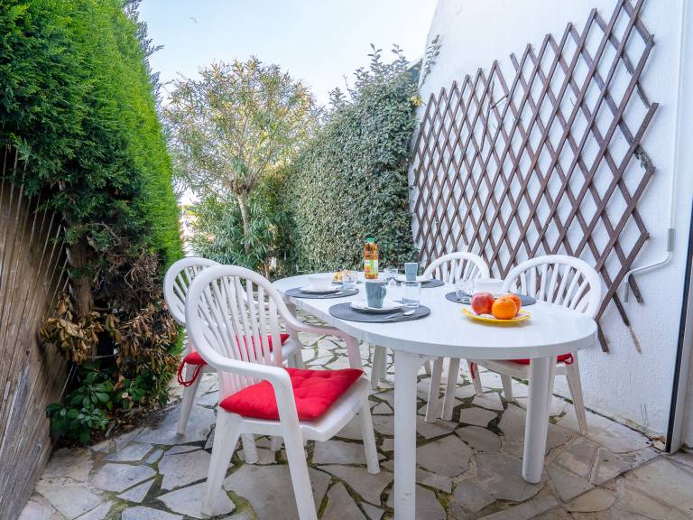 House with terrace & grill — photo 3