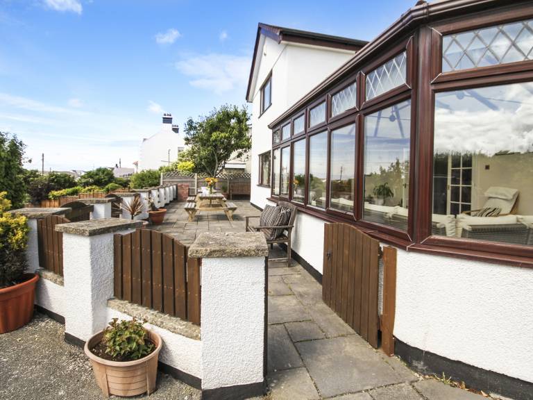 Cottage with patio, barbecue & yard | Beach view — photo 3