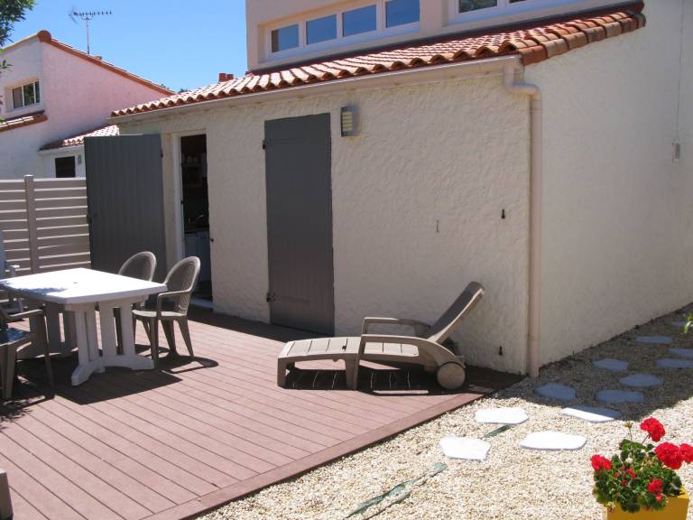 House with yard, terrace & barbecue — photo 2
