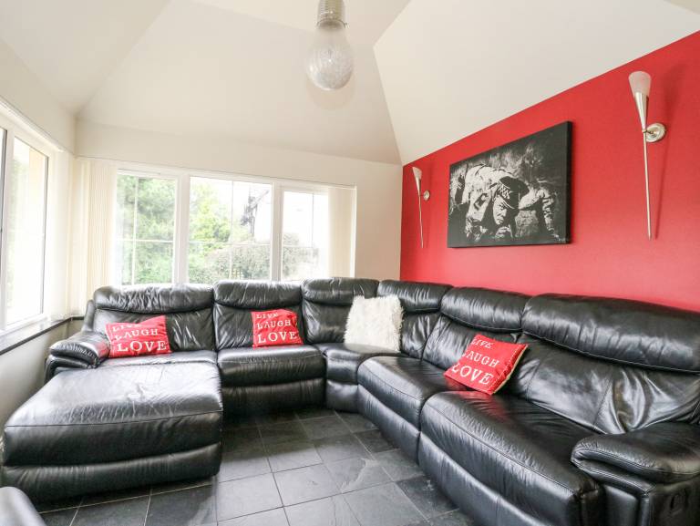 Child-friendly cottage with jacuzzi & garden | Next to Falls of Dochart | Pets are welcome — photo 2