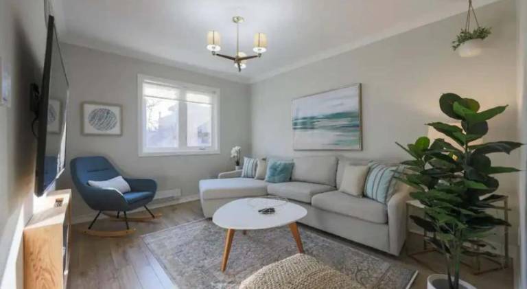 Casa Queen East Modern 2BR Suite in Leslieville