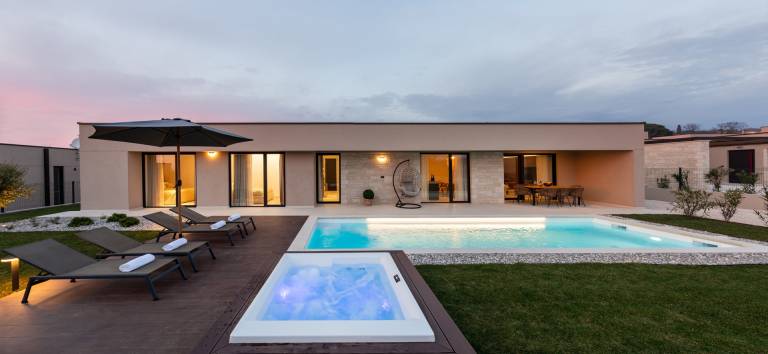 Fully equipped charming villa with terrace, private pool & hot tub | Pets are welcome — photo 3