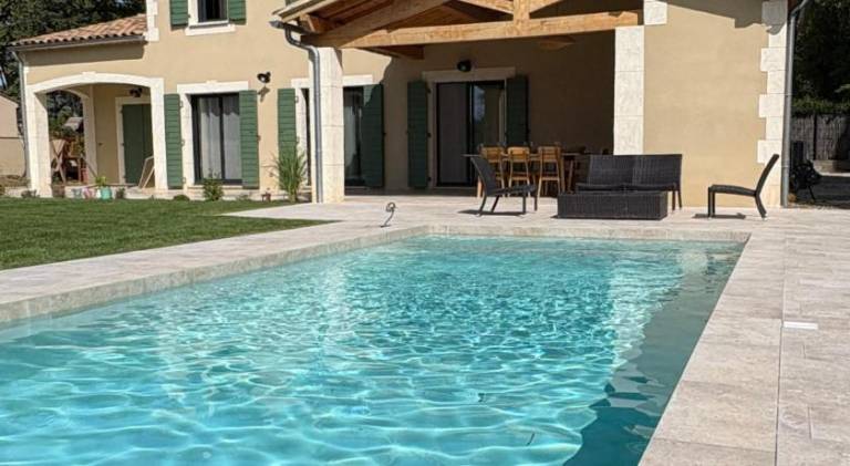 House with pool — photo 4