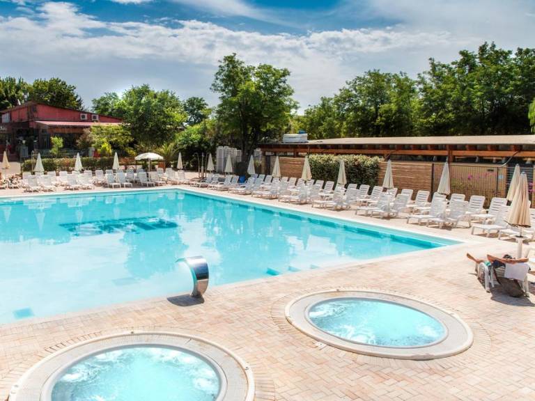 Mobile home with pool & terrace in Rome