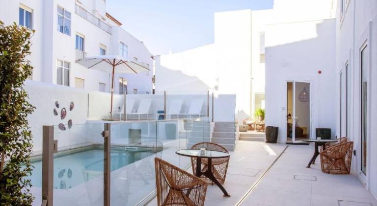 Family-friendly nice serviced apartment with terrace & pool | Next to the beach | Pets are welcome in Lagos