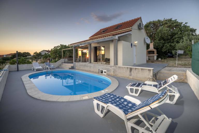 Family-oriented house with yard, patio & private pool | Garden view | Pets are welcome — photo 3