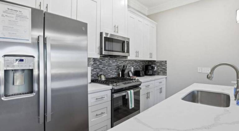 O30A Single-Story 2BR Townhome w King Beds, Workspace, Yard — photo 4