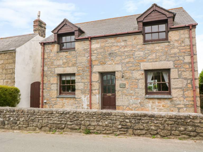 Family-oriented cottage with yard | Beach view | Pet-friendly in Penzance