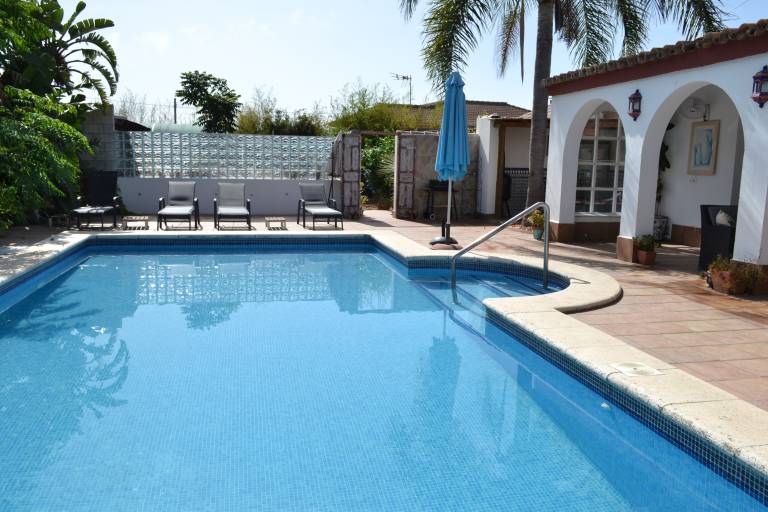 Fully equipped ample house with BBQ, private pool & patio | Garden view | Pet-friendly — photo 2