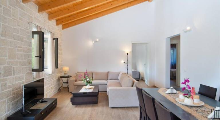 Villa with pool | Pets allowed — photo 2