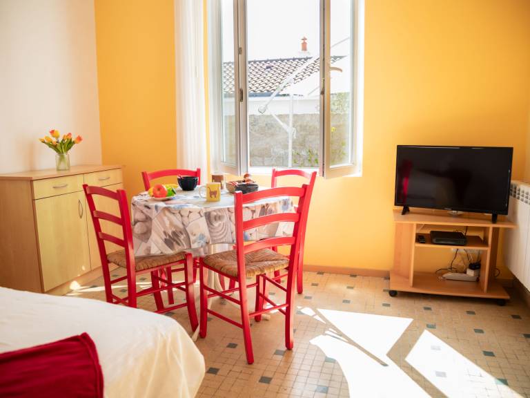 Vacation home with barbeque, terrace & yard | Beach nearby | Pets allowed — photo 3