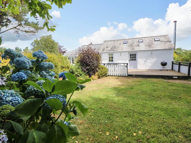 Fully equipped cottage with barbeque & garden | Pets allowed — photo 2