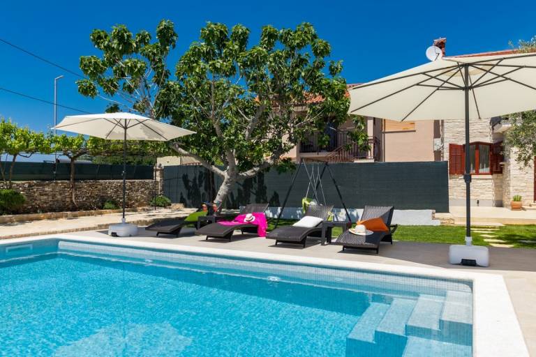 Villa with terrace, yard & BBQ — photo 3