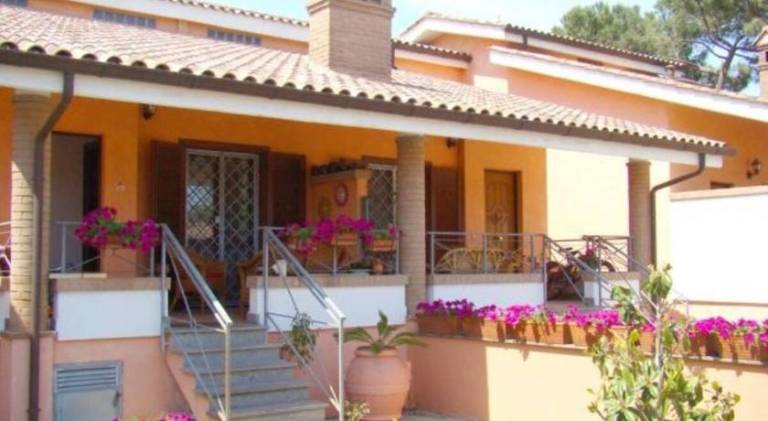 Rental apartment with patio & yard in Fiumicino