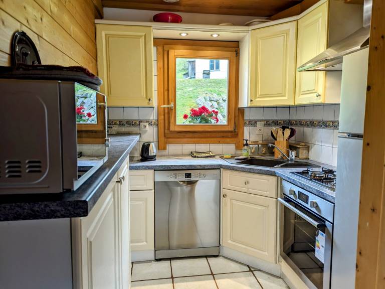 Cottage with barbeque & garden — photo 3