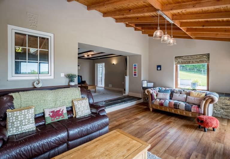 Family-oriented cottage with jacuzzi & yard | Pets allowed — photo 4