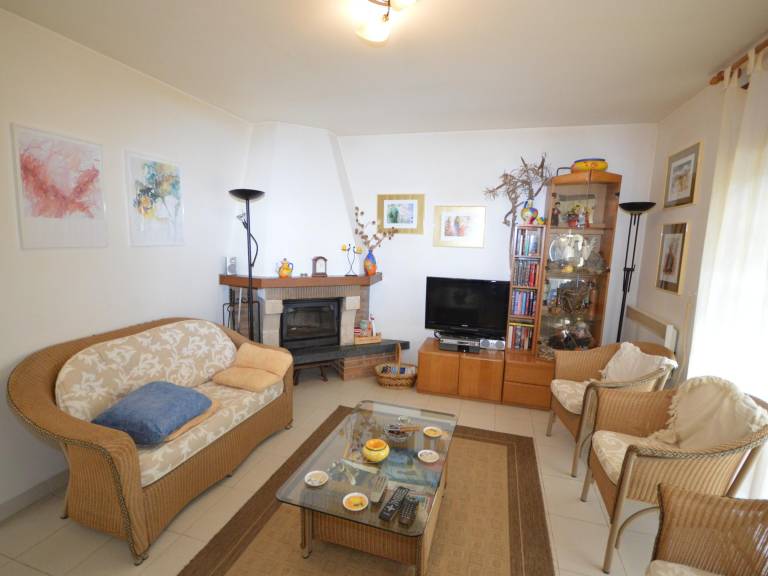 Vacation home with private pool, barbecue & garden — photo 3