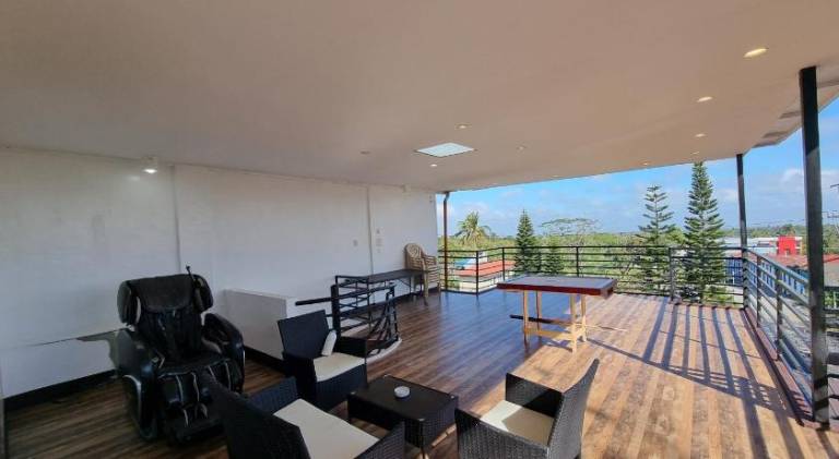 House with pool — photo 4