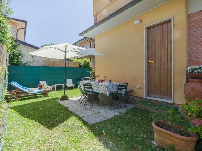Rental apartment with yard, patio & grill — photo 3