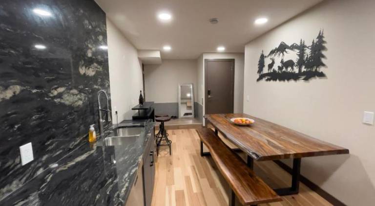 Romantic Luxury Retreat with Private Sauna & Spa, Pet Friendly, Elkside Hideout B&B — photo 5