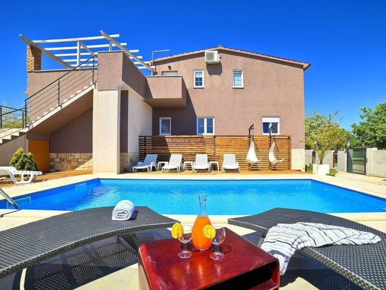 Vacation home with terrace, private pool & yard — photo 3