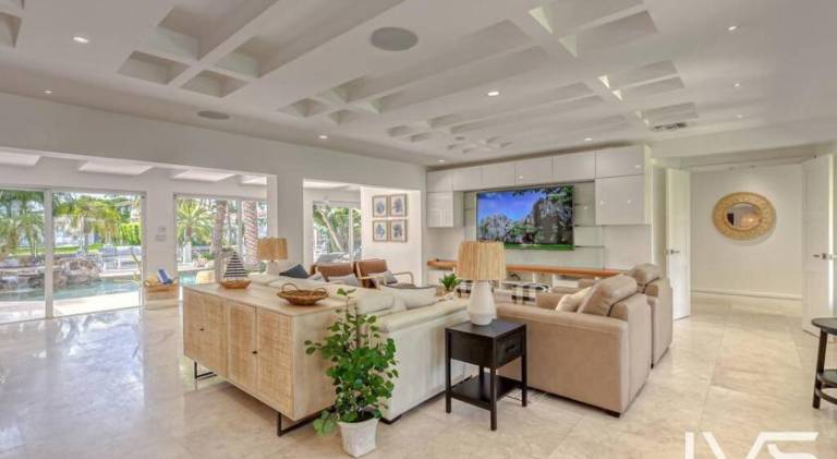Imperial Waterfront Villa- Walk to Beach Pool & Spa — photo 4