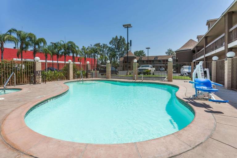 Super 8 By Wyndham Bakersfield South Ca — photo 2