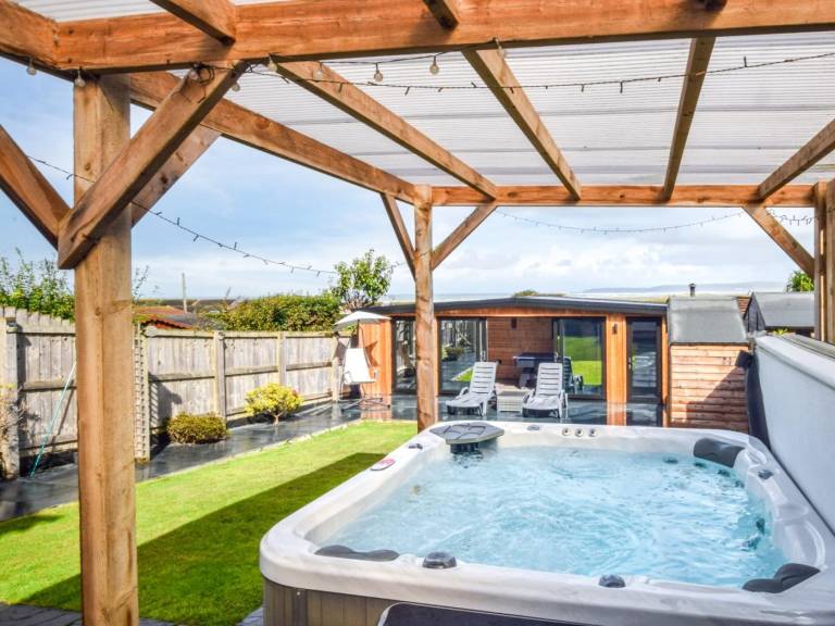 Fully equipped cottage with jacuzzi & yard | Water view | Pets allowed — photo 2