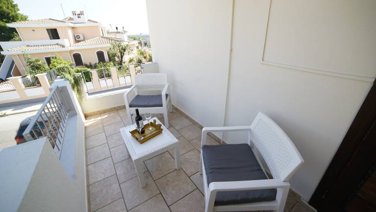 Rental apartment with patio — photo 2